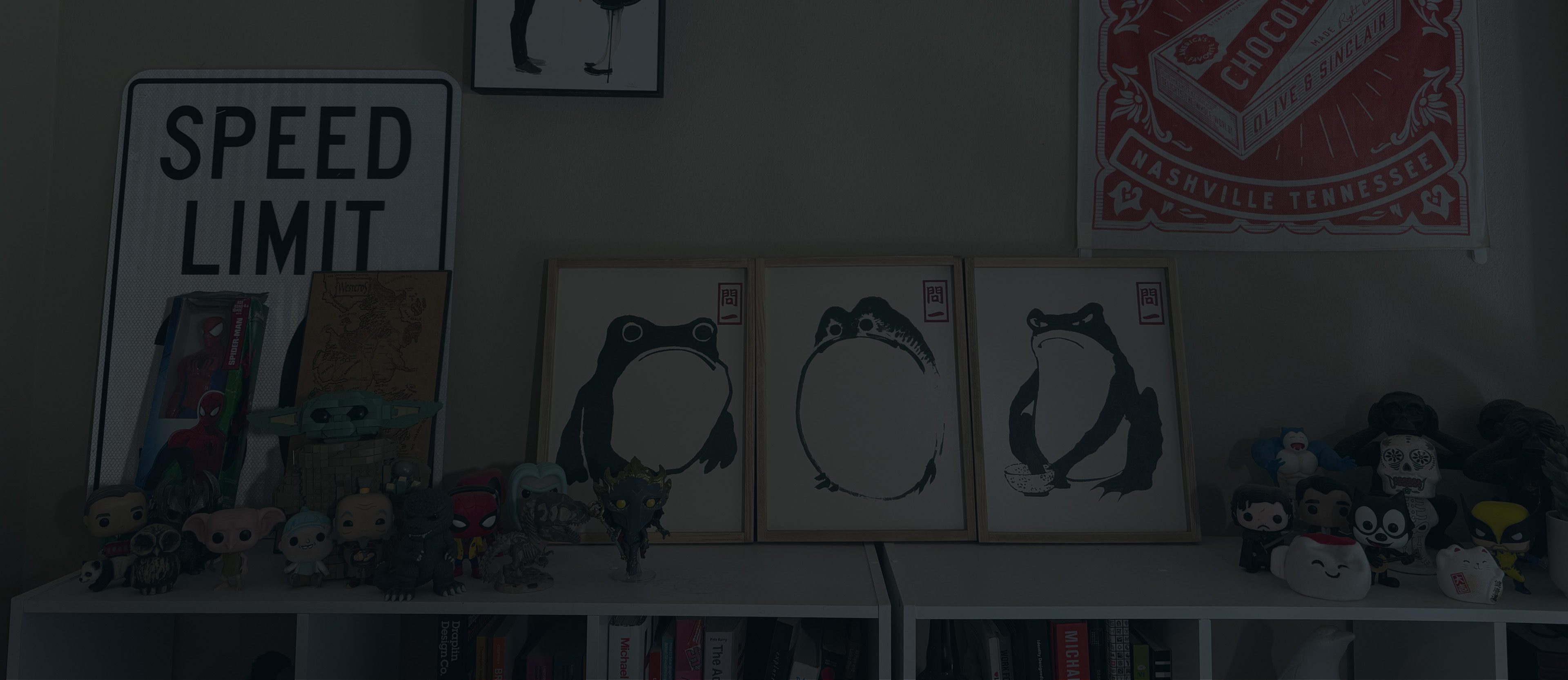 3 Frogs background image