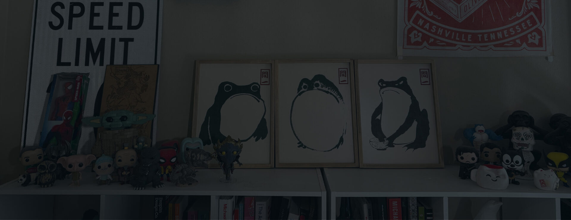 3 Frogs faded background image